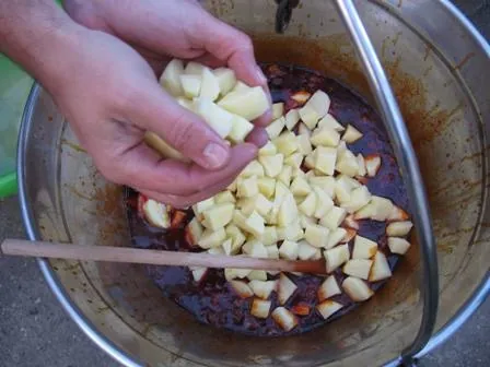 Paprikás krumpli bográcsban
