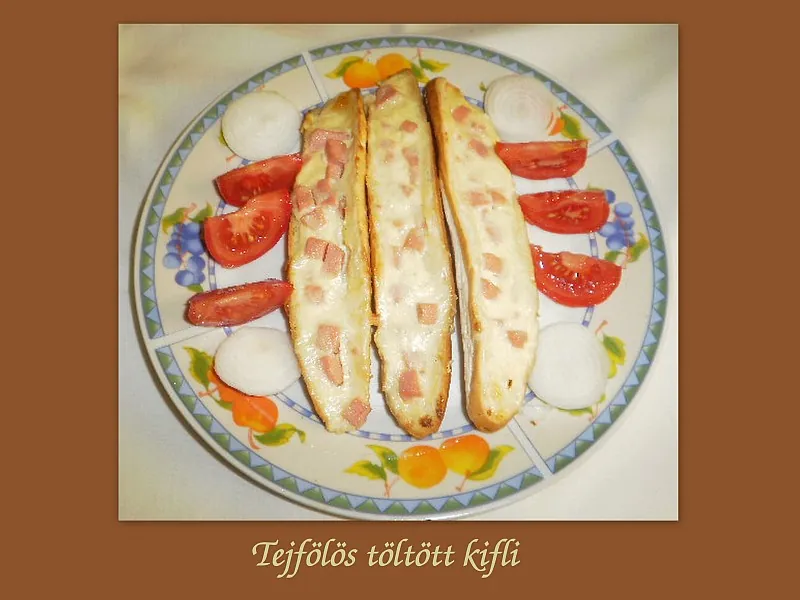 Tejfölös töltött kifli